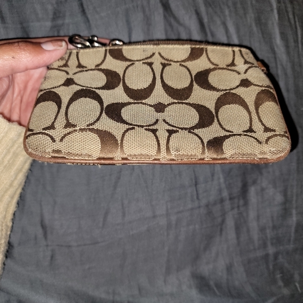 𝅺COACH Corner Zip Wristlet - Picture 6 of 9